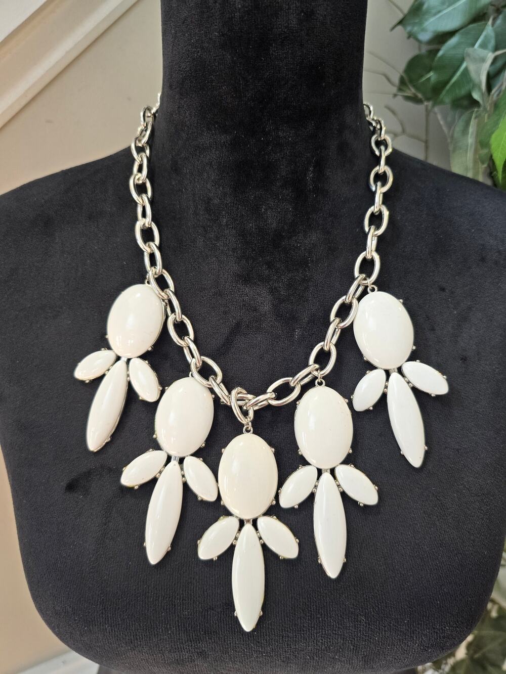 Heavy White Silver Tone Chunky Cabochon Floral Statement Necklace